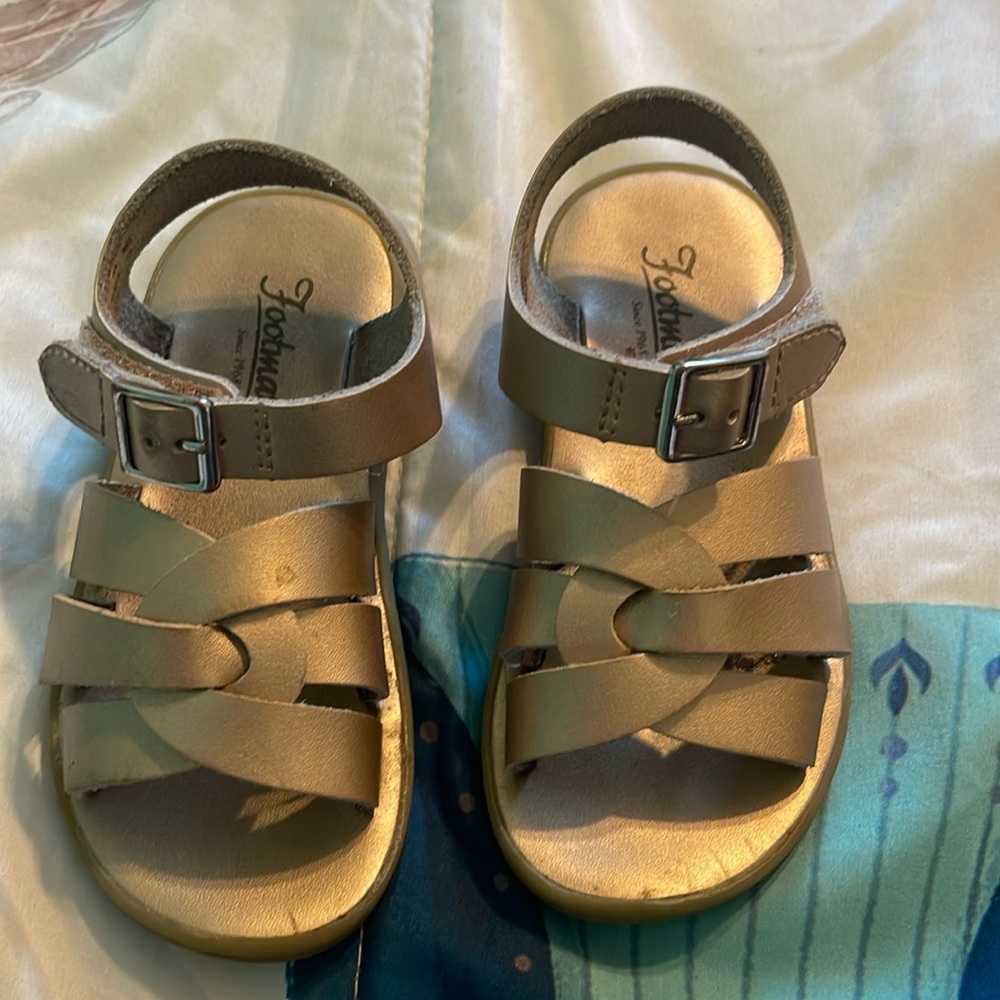 Toddler sandals, size 8